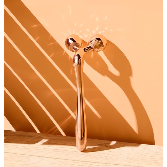 New in box Neumann Marcus face contour roller in Rose Gold color. Roller Facial